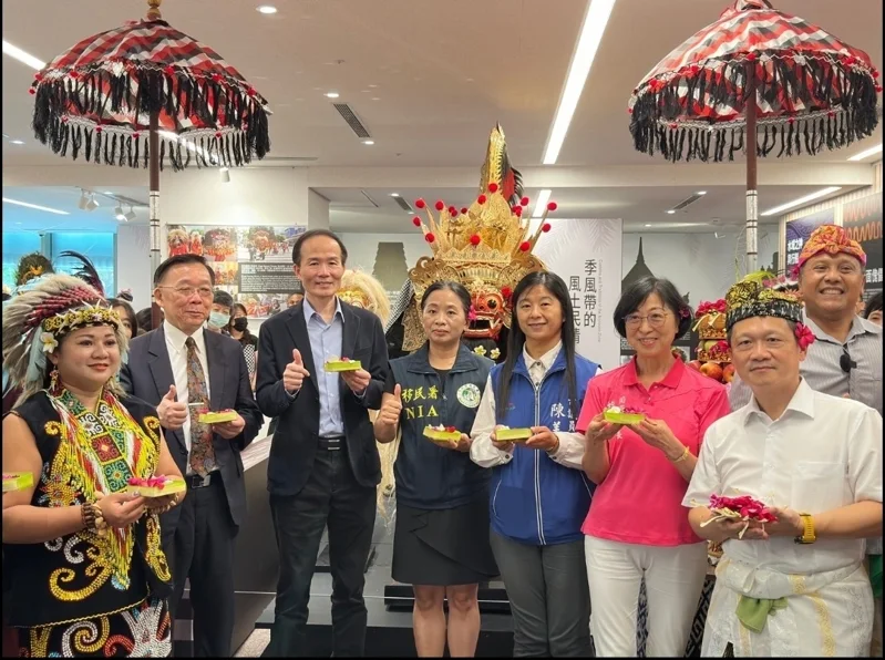 Pameran Keliling “Dialog Seratus Tahun: Pertemuan antara Migran Transnasional dan Koleksi Museum Nasional Taiwan” dipamerkan di Zona Nikmati Membaca Lantai 1 Perpustakaan Utama Kota Taoyuan mulai hari ini hingga 9 Maret 2025 (Foto: Diambil dari United Daily News).